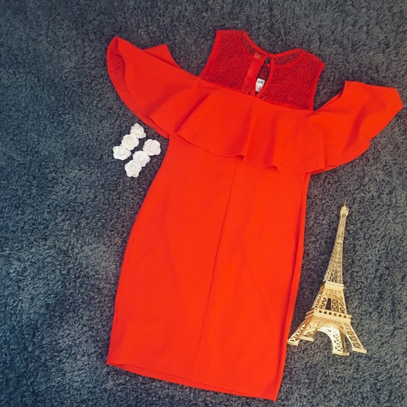 NWT Stunning red dress with lace neck and ruffle - Picture 4 of 5